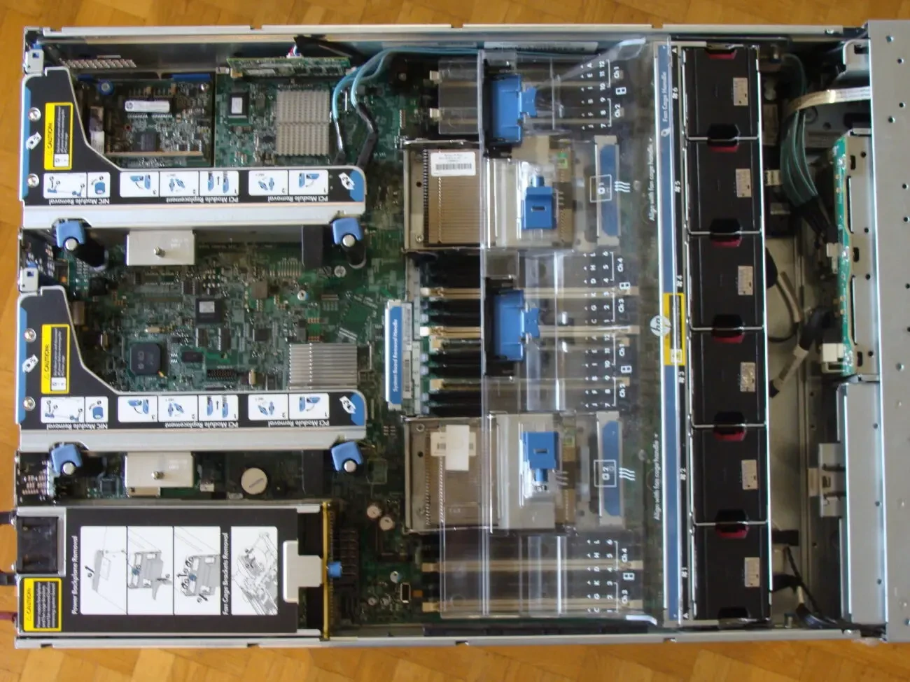 Cepвep HP ProLiant DLЗ80p Gen8 5