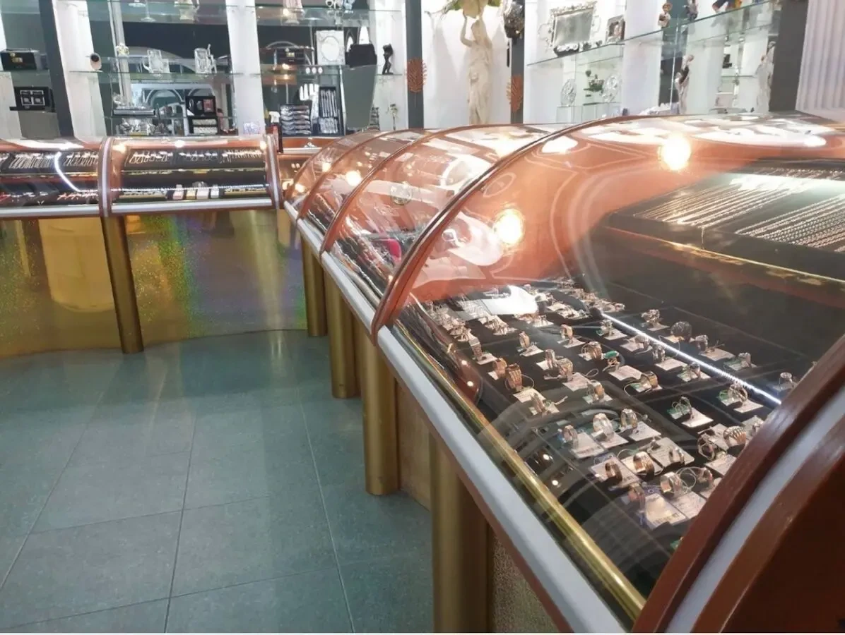 Вишукані меблі для магазину або шоуруму 7
