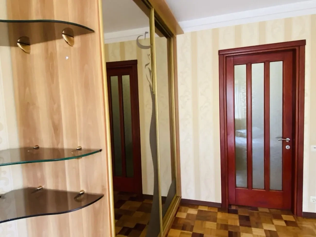 Продам квартиру на Бочарова Гос.програми 9