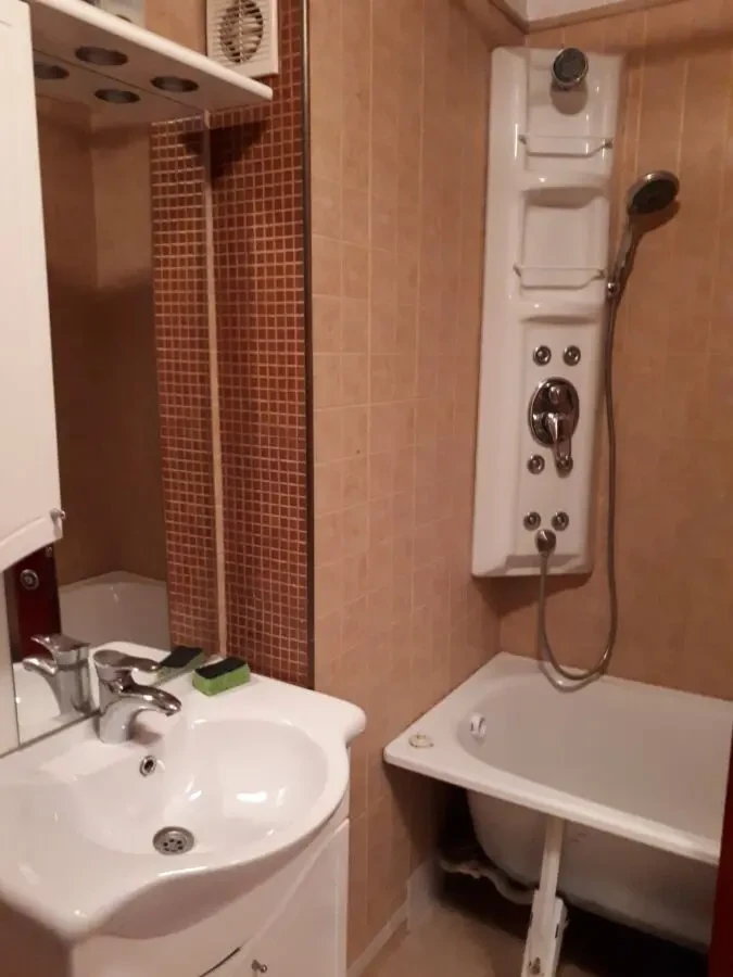 Продам квартиру на Бочарова Гос.програми 4