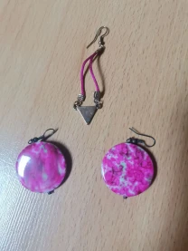 Яскраві рожеві сережки з ефектом Tie-Dye