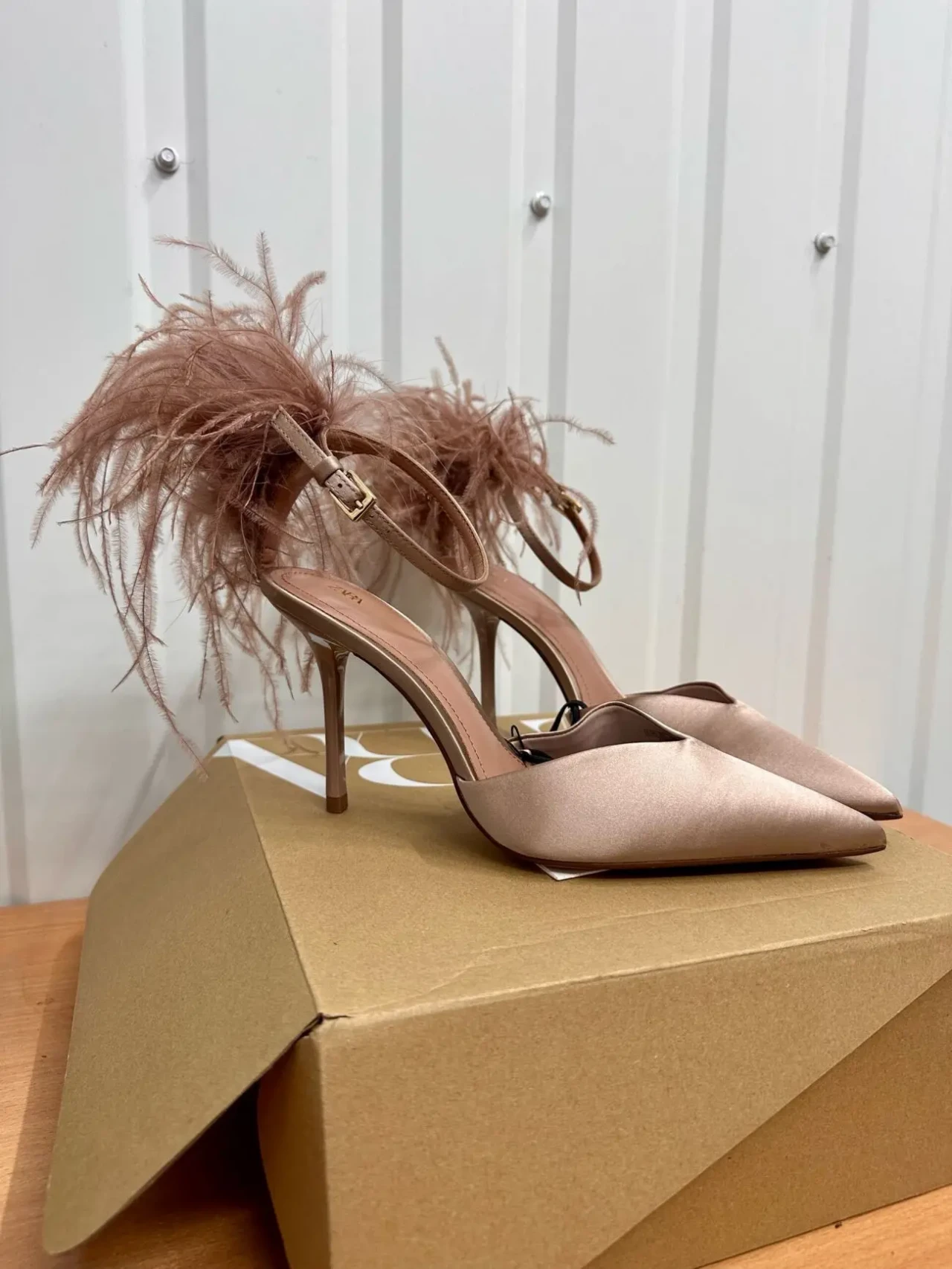 Туфлі Zara з пір’ям