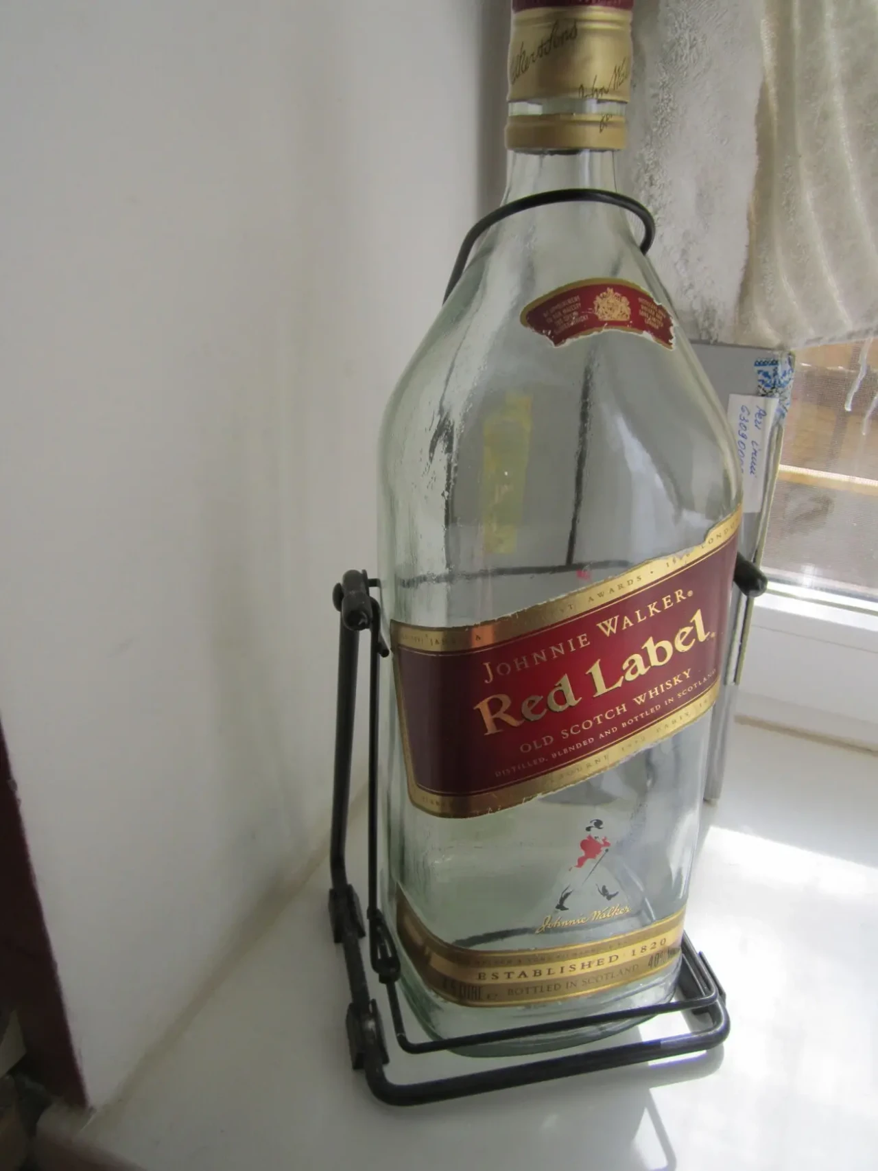 Коллекционная бутылка Johnnie Walker Red Label объемом 4,5 литра 6