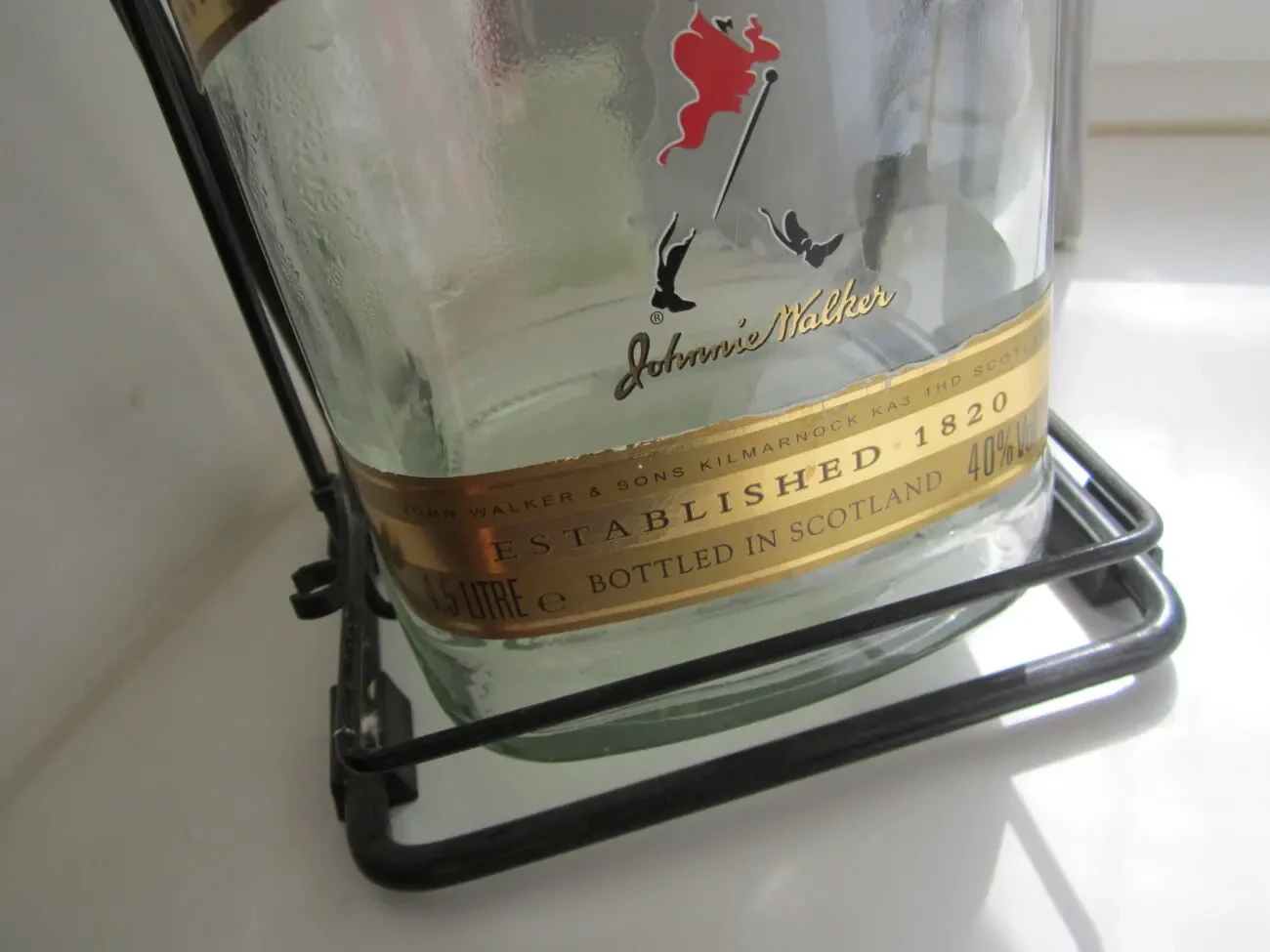 Коллекционная бутылка Johnnie Walker Red Label объемом 4,5 литра 5