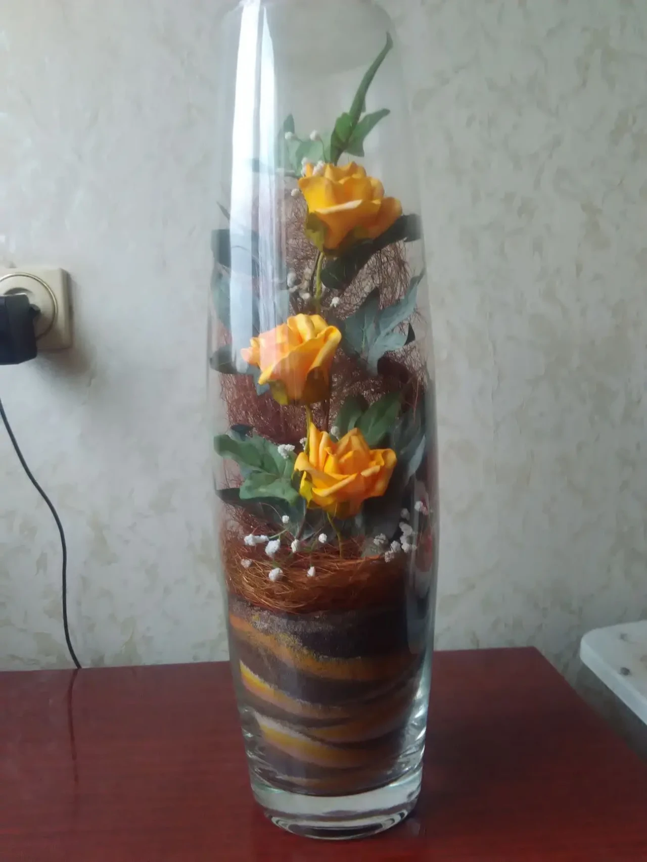 Ваза с икебаной из трех роз. 2