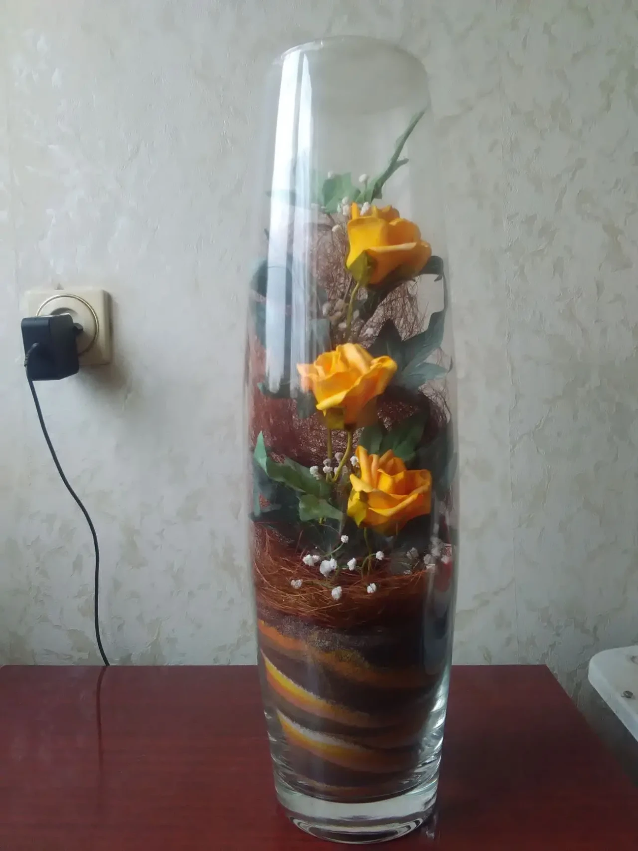 Ваза с икебаной из трех роз.
