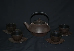 Чугунный чайный сервиз (тэцубин).