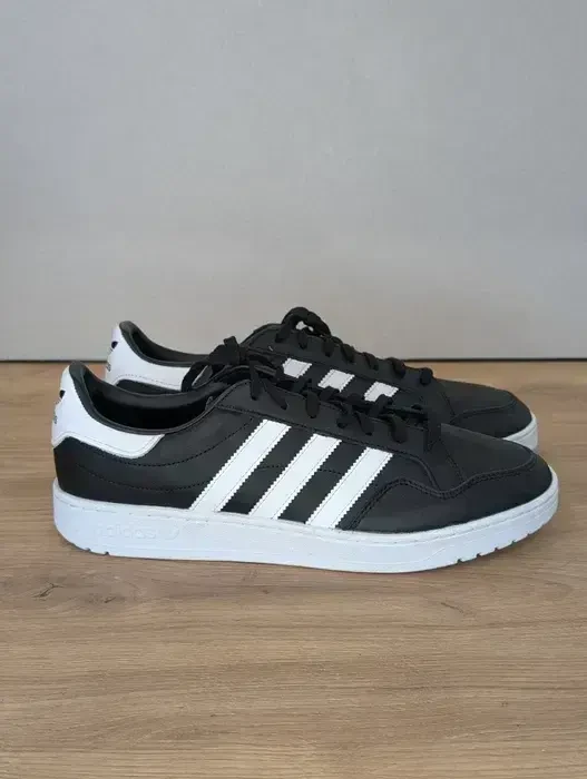 шкіряні кросівки adidas Team Court