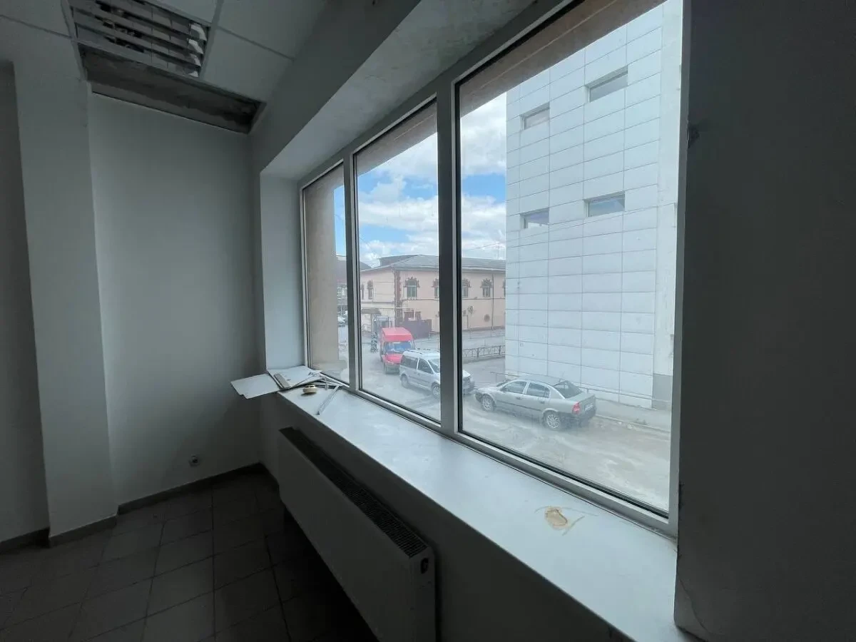 Сдам коммерческое помещение 35кв.м. - ул Майдан Озёрный, 3 (Боброва) ТЦ Озёрный 5