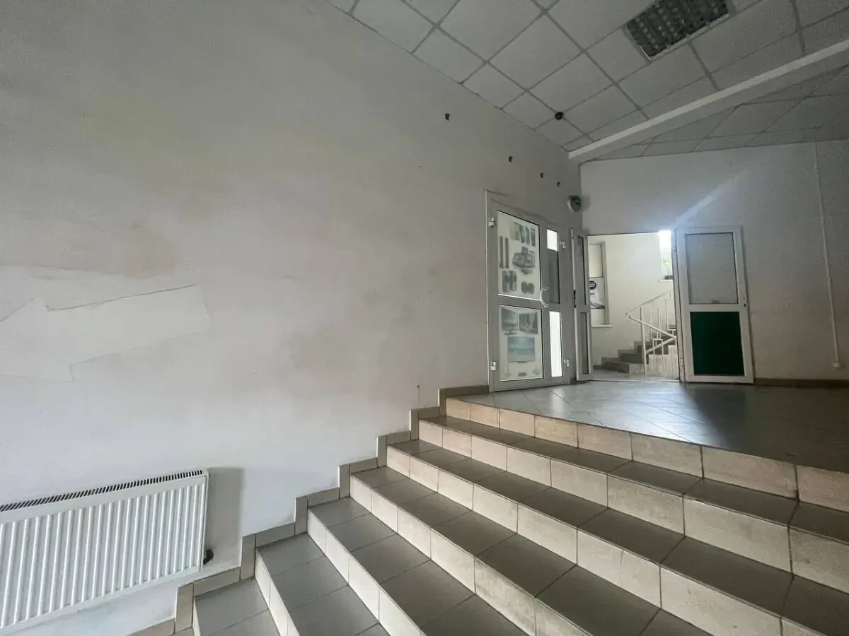 Сдам коммерческое помещение 35кв.м. - ул Майдан Озёрный, 3 (Боброва) ТЦ Озёрный