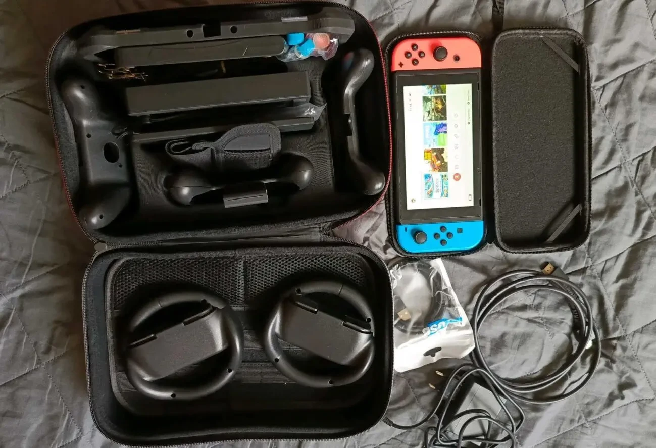 Nintendo switch у кейсі+3 пари джойстиків 3