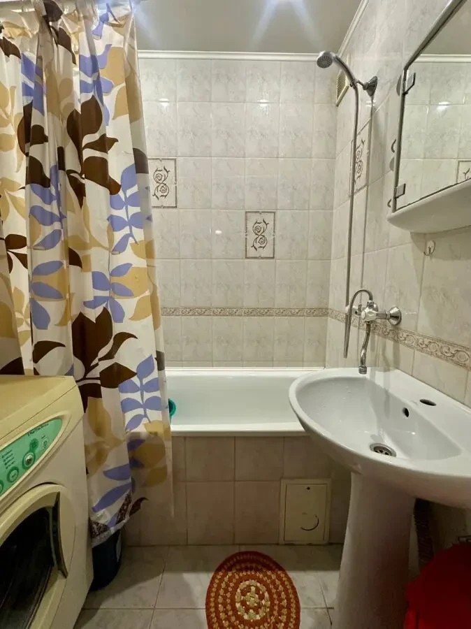 Продаж 3-кімнатної квартири з 2 лоджіями на Космонавтів 9