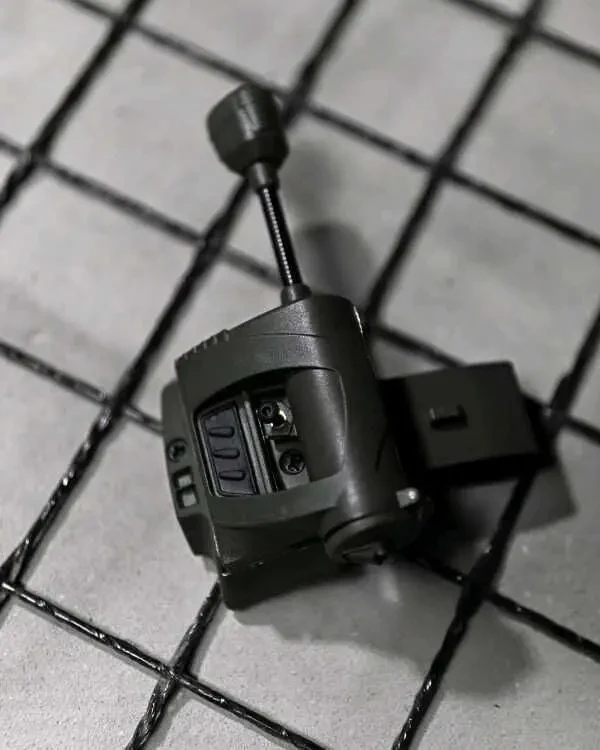 Тактичний ліхтарик на шолом із кріпленням MPLS CHARGE олива 6