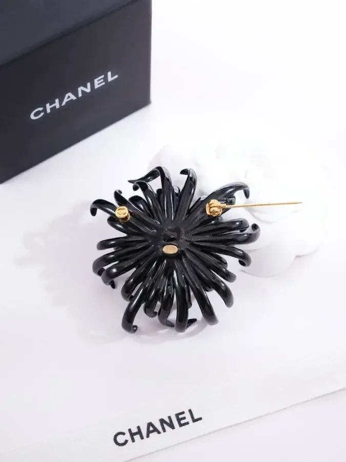 Брошка Chanell 8