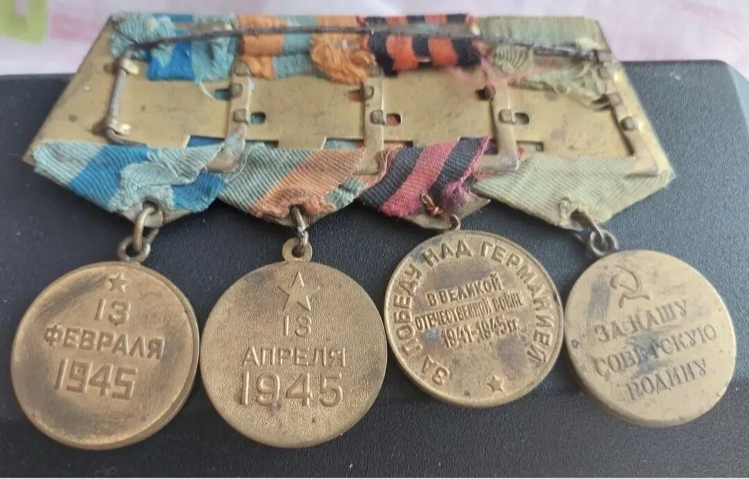 Продам планку з медалями 4шт 2