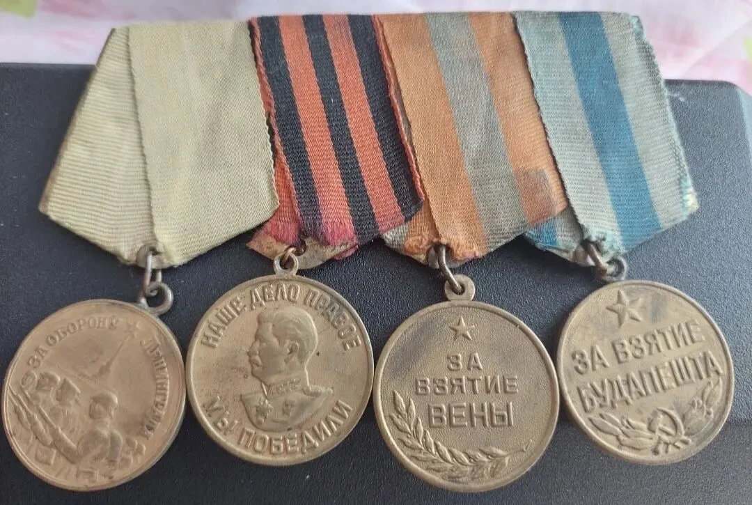 Продам планку з медалями 4шт