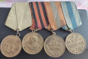 Продам планку з медалями 4шт