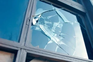 Поклейка захисної протиосколкової плівки на вікна
