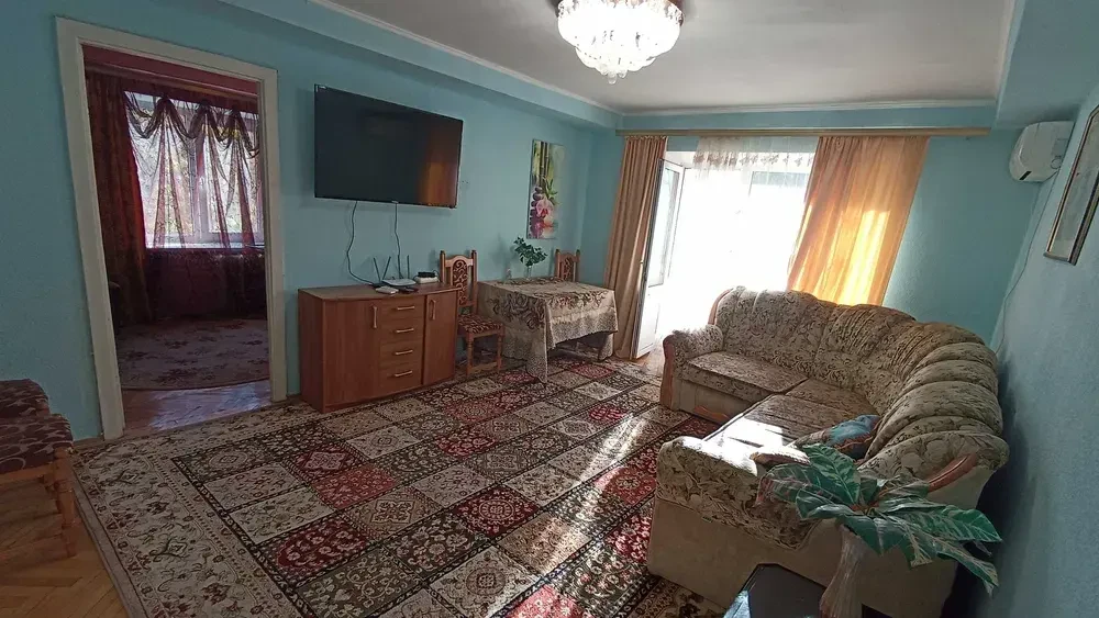 Оренда квартири з трьома спальнями в центрі Києва поруч з метро 2