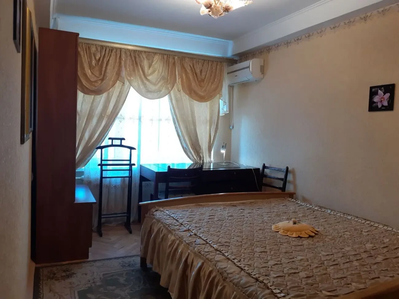 Оренда квартири з трьома спальнями в центрі Києва поруч з метро 8