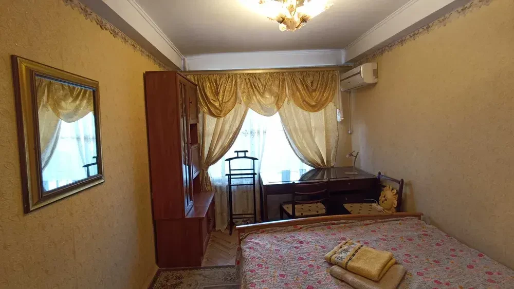 Оренда квартири з трьома спальнями в центрі Києва поруч з метро 4