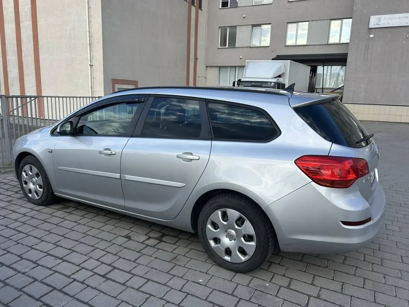 На продаж економне авто 8