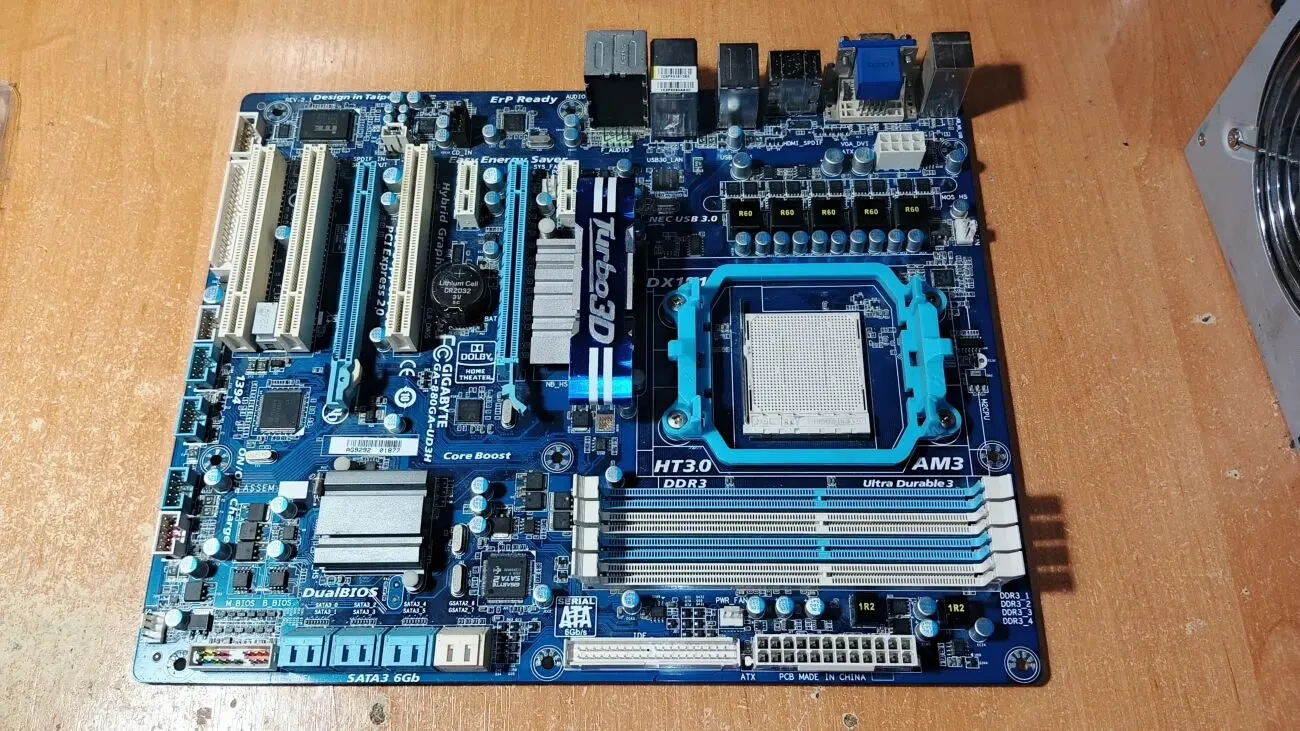 Материнская плата Gigabyte GA-880GA-UD3H(S-AM3)880G