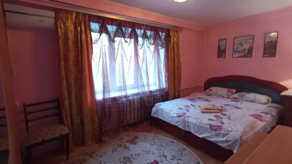 Подобова оренда 4-к квартири в Києві. Центр. Метро Печерська 4