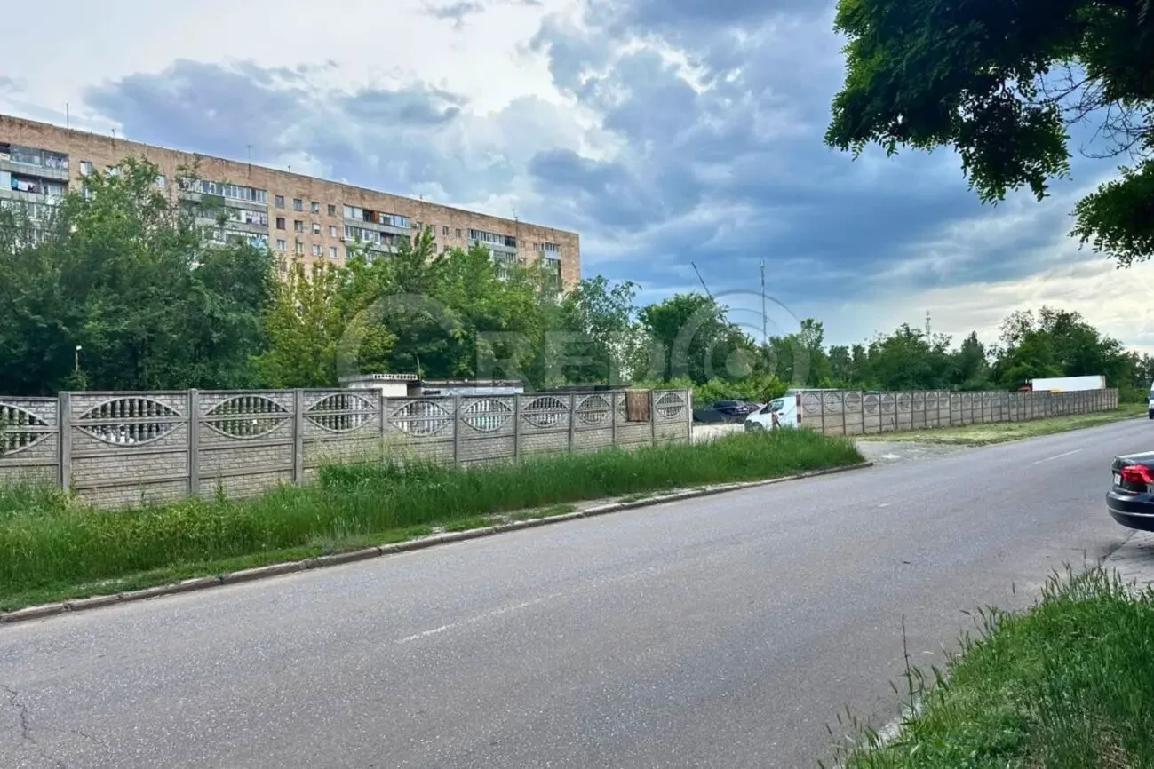 Продаж приміщення вул. П. Глазового 5