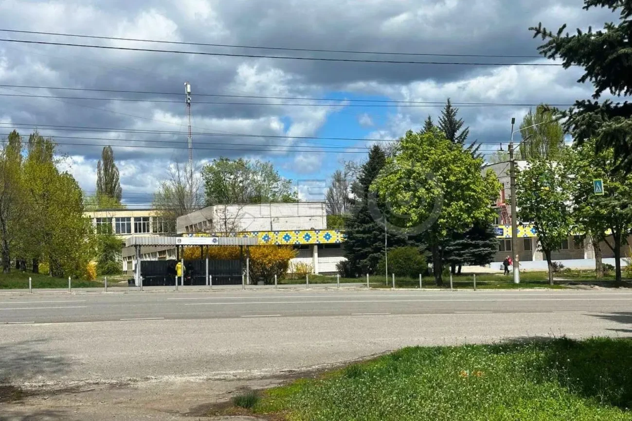 Продаж приміщення в окремо розташованій будівлі, вул. Чарівна 17 Квартал 4