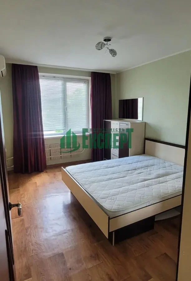 Продам 3-кімнатну квартиру з меблями та технікою недалеко від метро 4