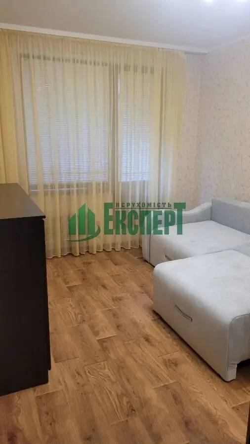 Продам 3-кімнатну квартиру з меблями та технікою недалеко від метро 2