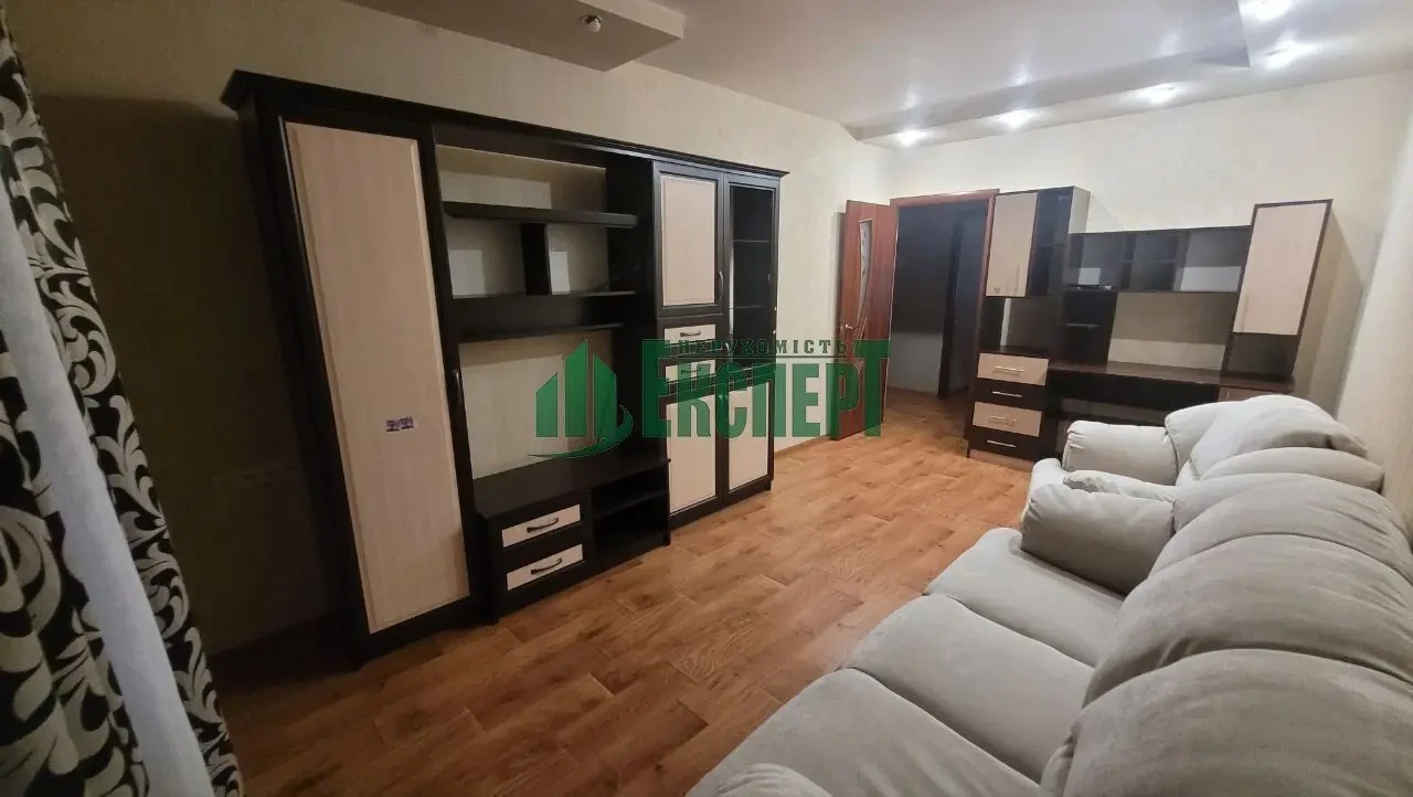 Продам 3-кімнатну квартиру з меблями та технікою недалеко від метро 5