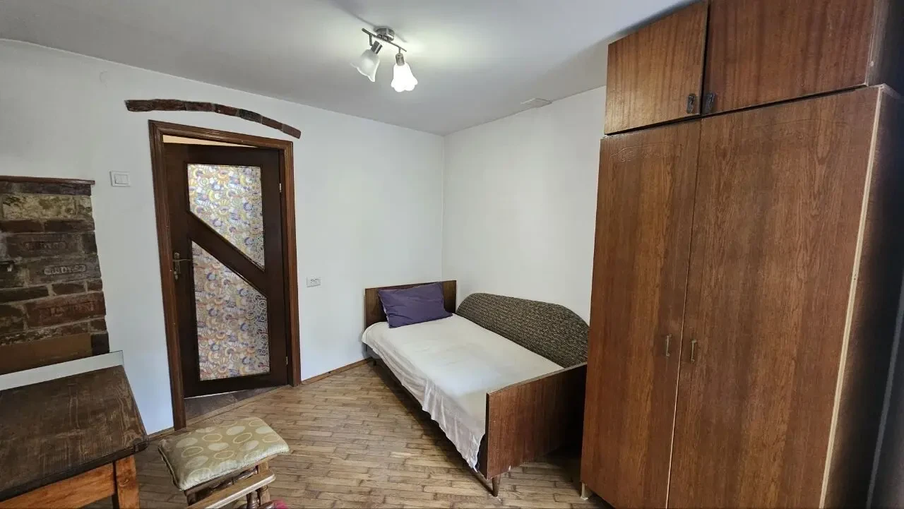 Оренда окремої невеликої кв-ри з балконом в особняку на Пасічній 3