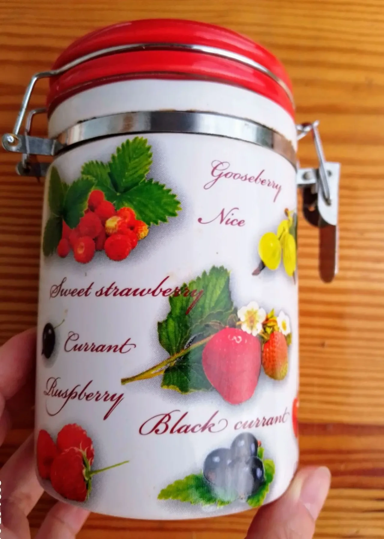 Банка с крышкой с замком, керамика белая, круглая, 0.5 л, рисунок ягоды