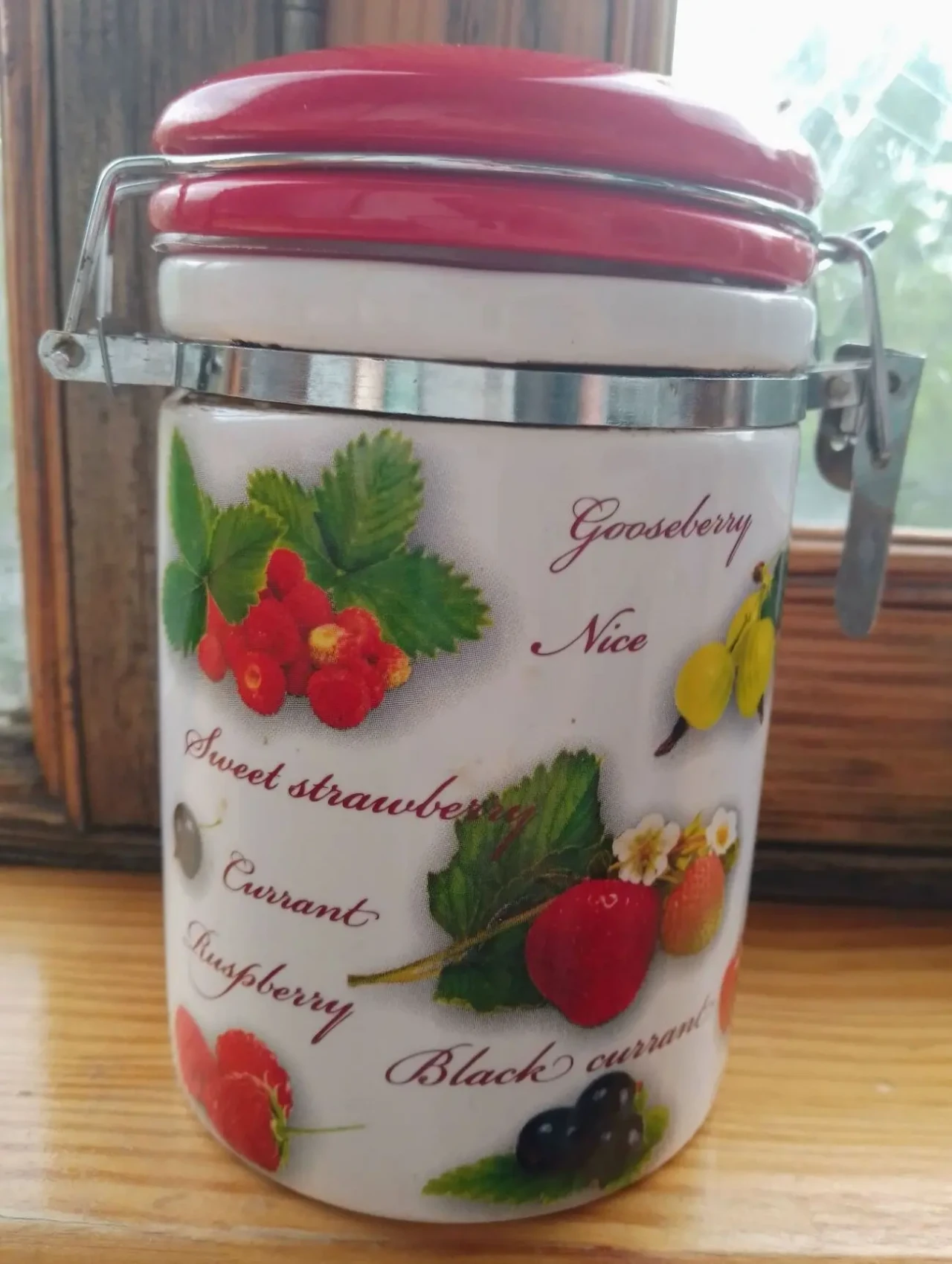 Банка с крышкой с замком, керамика белая, круглая, 0.5 л, рисунок ягоды 2