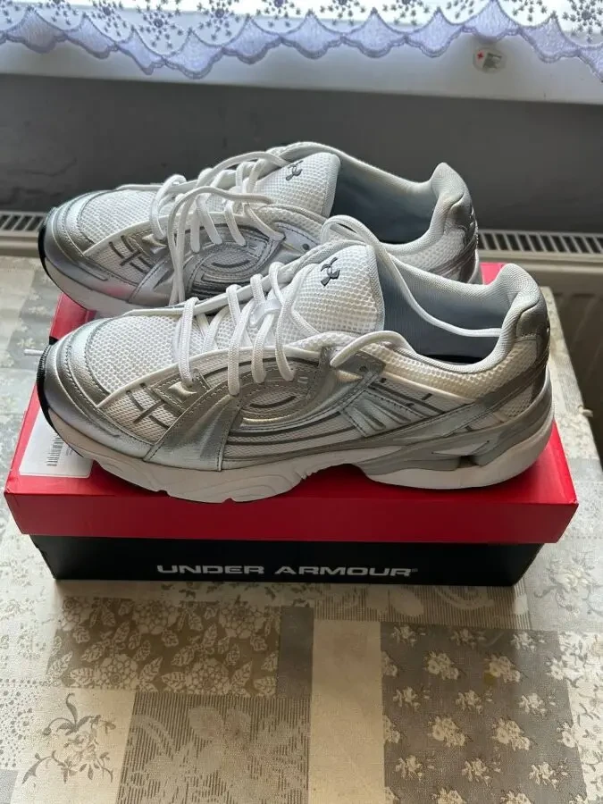 Продам оригінальні кросівки Under Armour SOLA  Нові  Розмір 42 довжина устілки 26.5 4