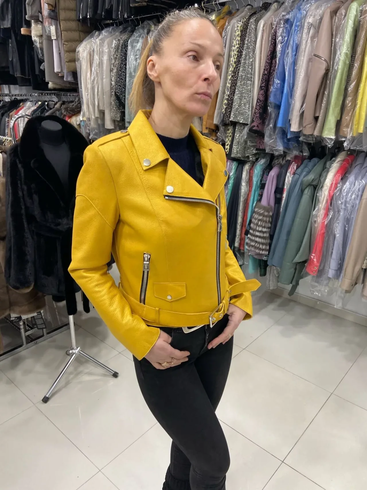 Косухи шкіряні,біла та жовта з поясом 8