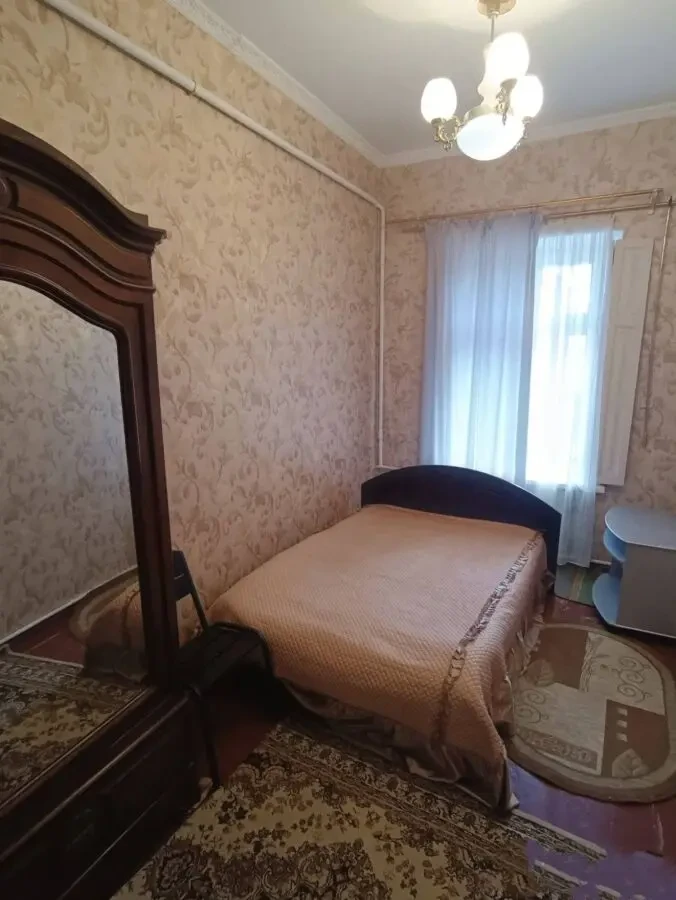 сдам свою часть дома ( 1 комната)на Слободке