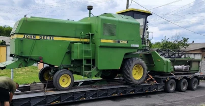 Збирання врожаю (обмолот) комбайном John Deere 1052 жниварка 3.65м.