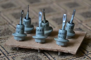 Стабилитроны Д817Г ( 100 V )