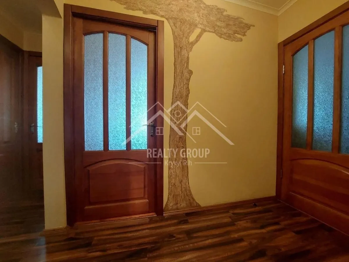 Продаж 2к з меблями та технікою на Ластівці 9