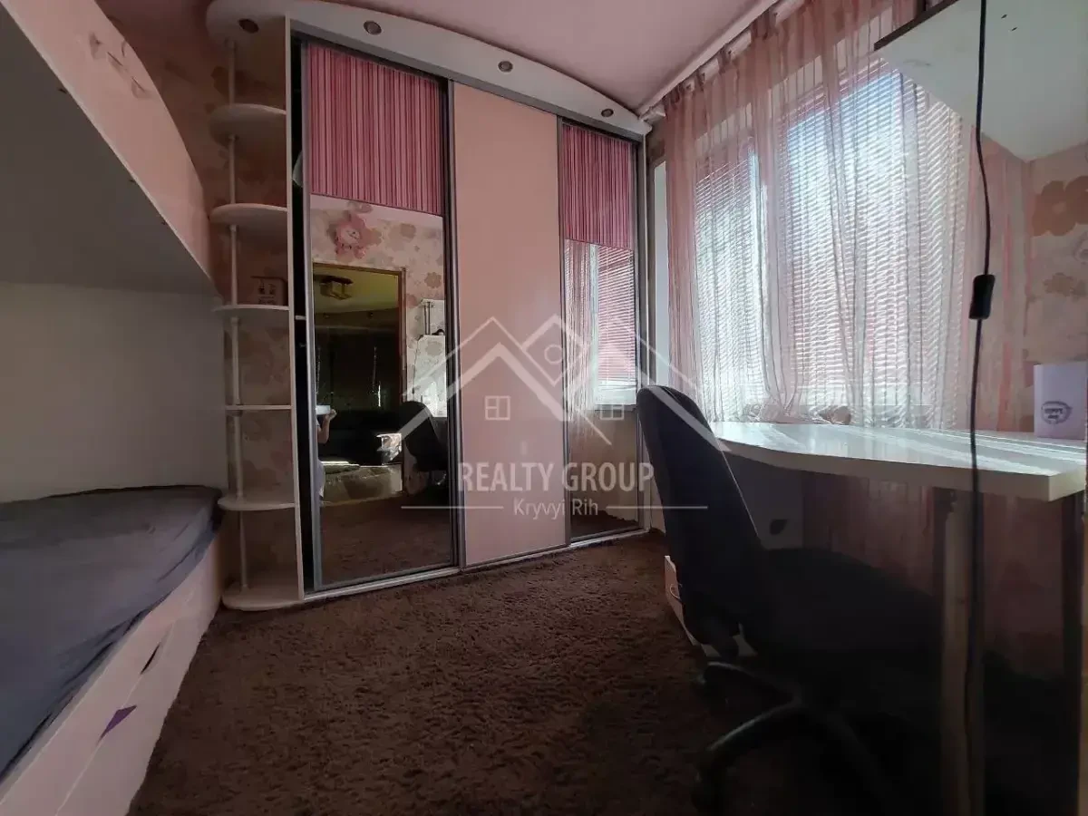 Продаж 3к з  меблями у ЦМ р-ні по вул.Свято-Миколаївській 5
