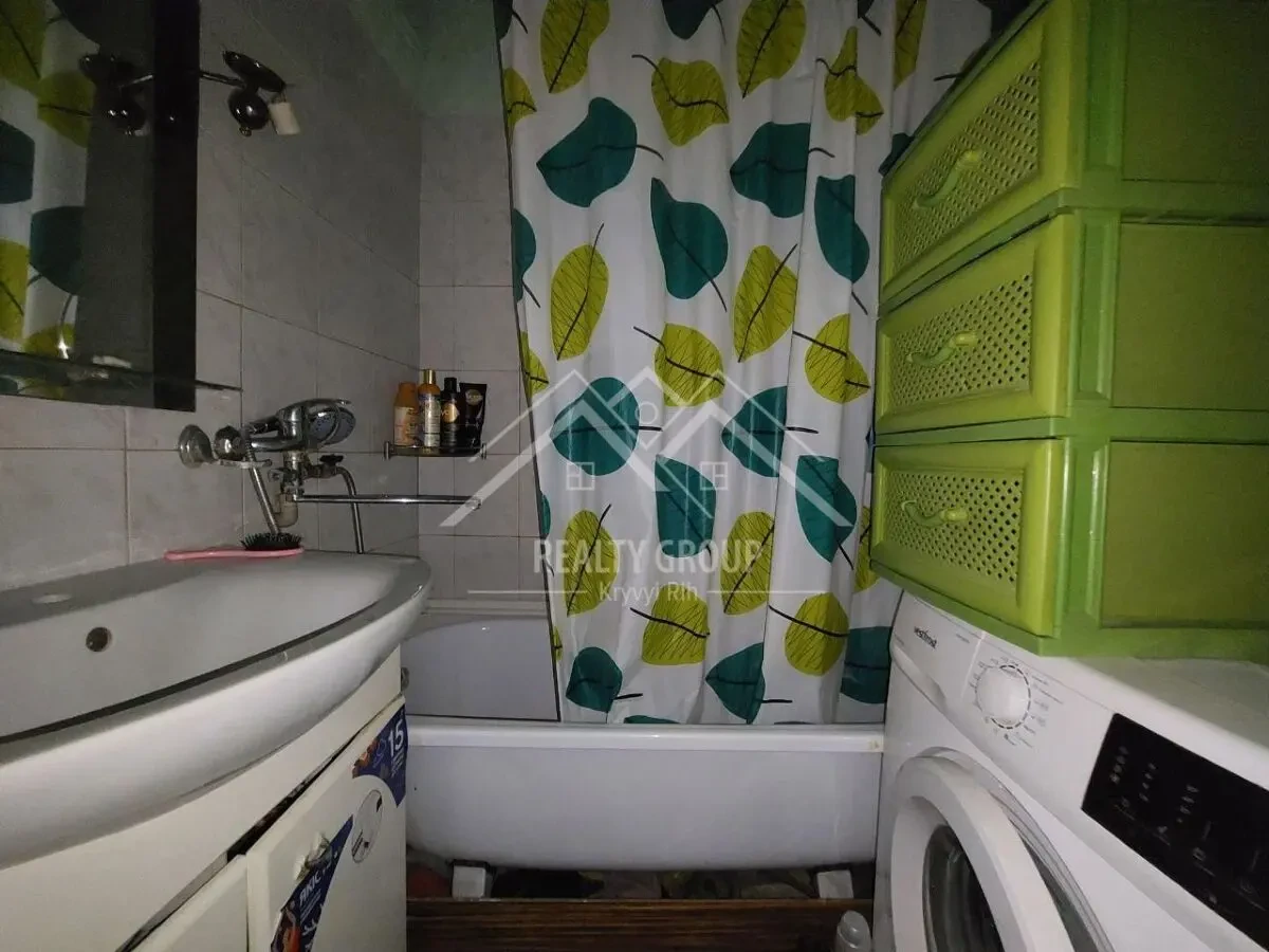 Продаж 3к з  меблями у ЦМ р-ні по вул.Свято-Миколаївській 10