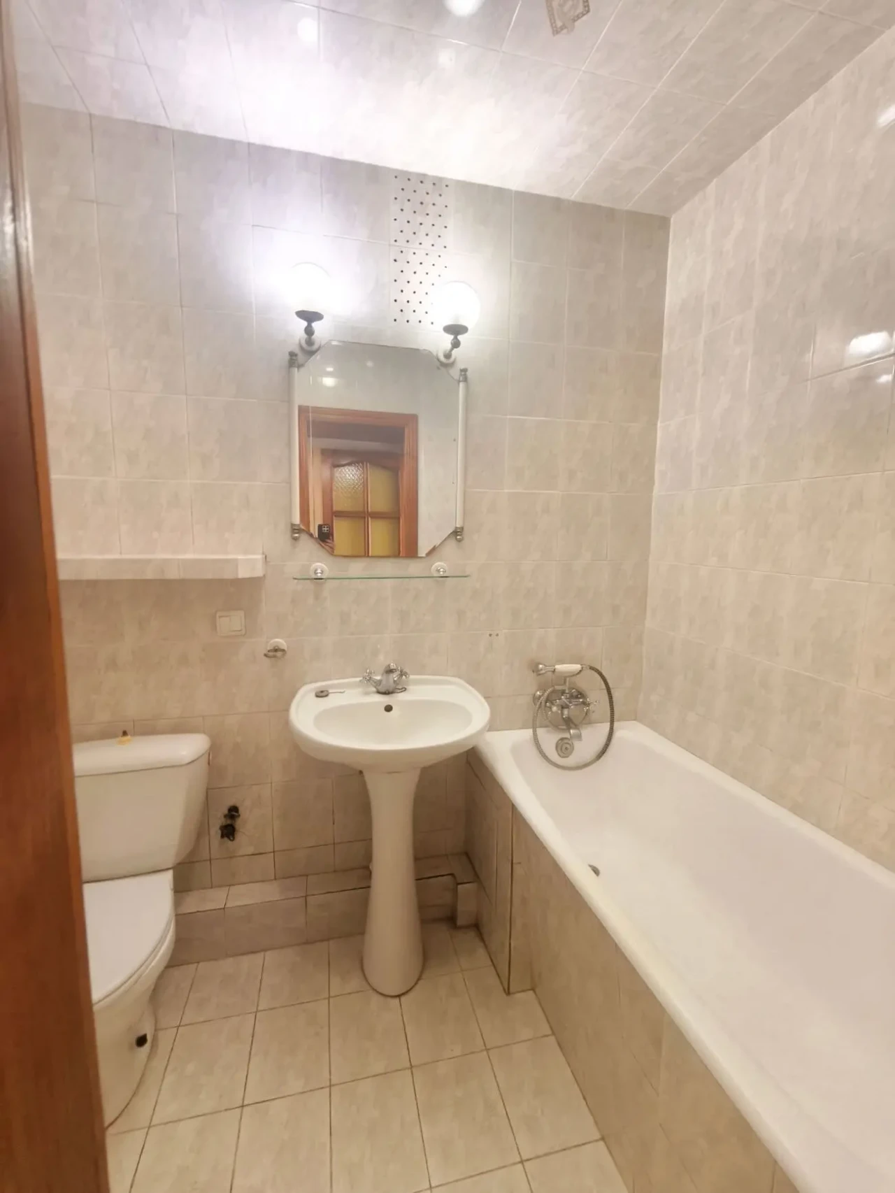 Продам 2 комн кв Глушко Киевский рынок Таирова 7