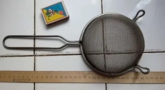 Посуда винтажное металлическое сито или дуршлаг с прочной ручкой, из старых запасов 2