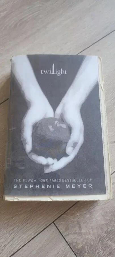 Всемирно известная книга «Twilight» («Сумерки») автора Stephenie Meyer на языке оригинала