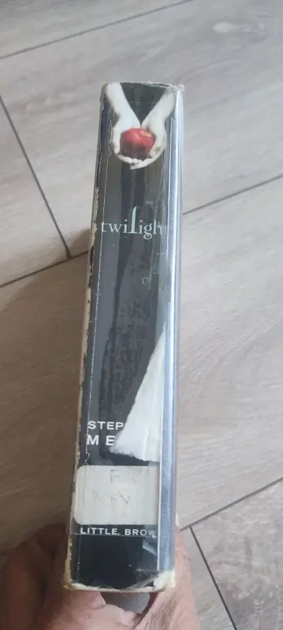 Всемирно известная книга «Twilight» («Сумерки») автора Stephenie Meyer на языке оригинала 7