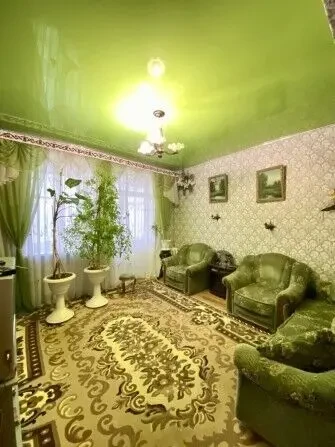 Продається 2-кімнатна квартира з меблями у самому центрі міста Покров!