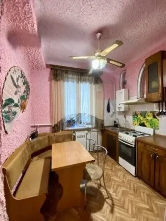 Продається 2-кімнатна квартира з меблями у самому центрі міста Покров! 10